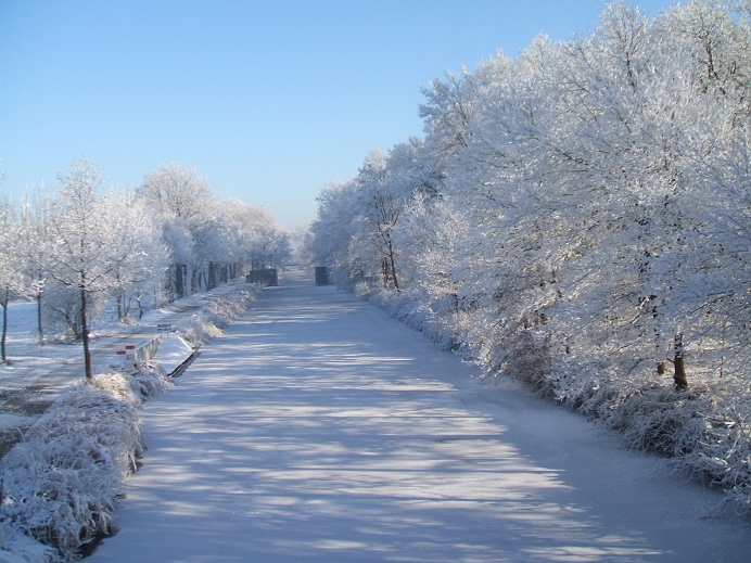 een winters eindhovens kanaal, ziet er mooi uit maar zo valt niet te roeien